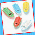 Boots- und kleines Auto-Spielzeug innerhalb der Fütterungsflasche-Form